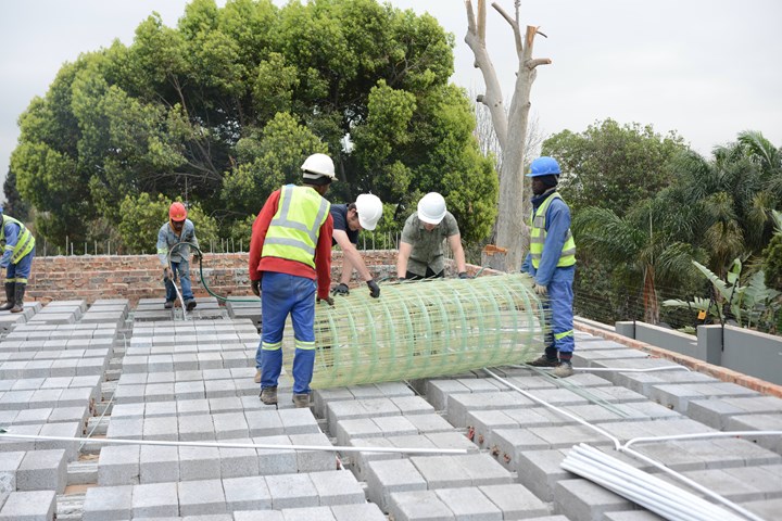Trabajadores instalando una estructura de fibra de vidrio